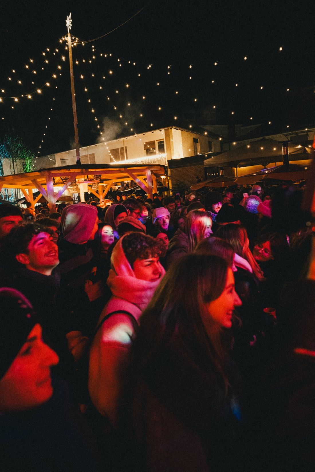Volle Stimmung unter der Lichterkette