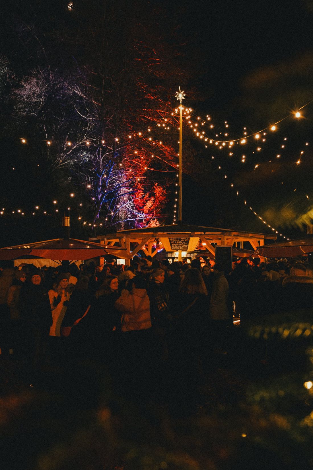 Bar und Lichter im Glühgarten bei Nacht